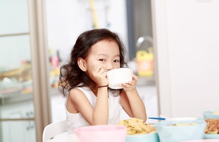 小孩吃飯時喝湯，會稀釋胃液影響消化？